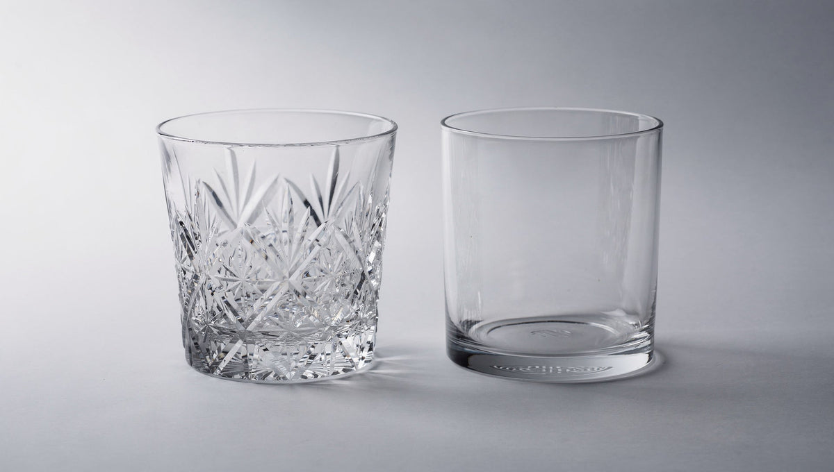 Un verre taillé à côté d'un flan de verre lisse, non taillé, sur fond gris pâle.