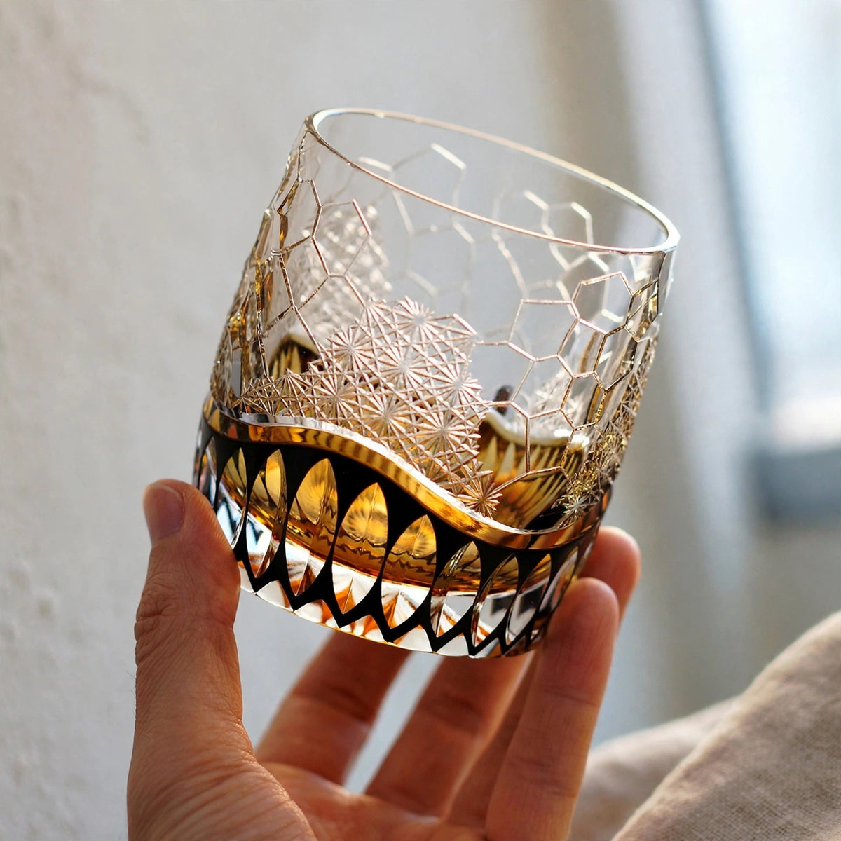 Smoke Wave Whisky Glass, hand held proof of use