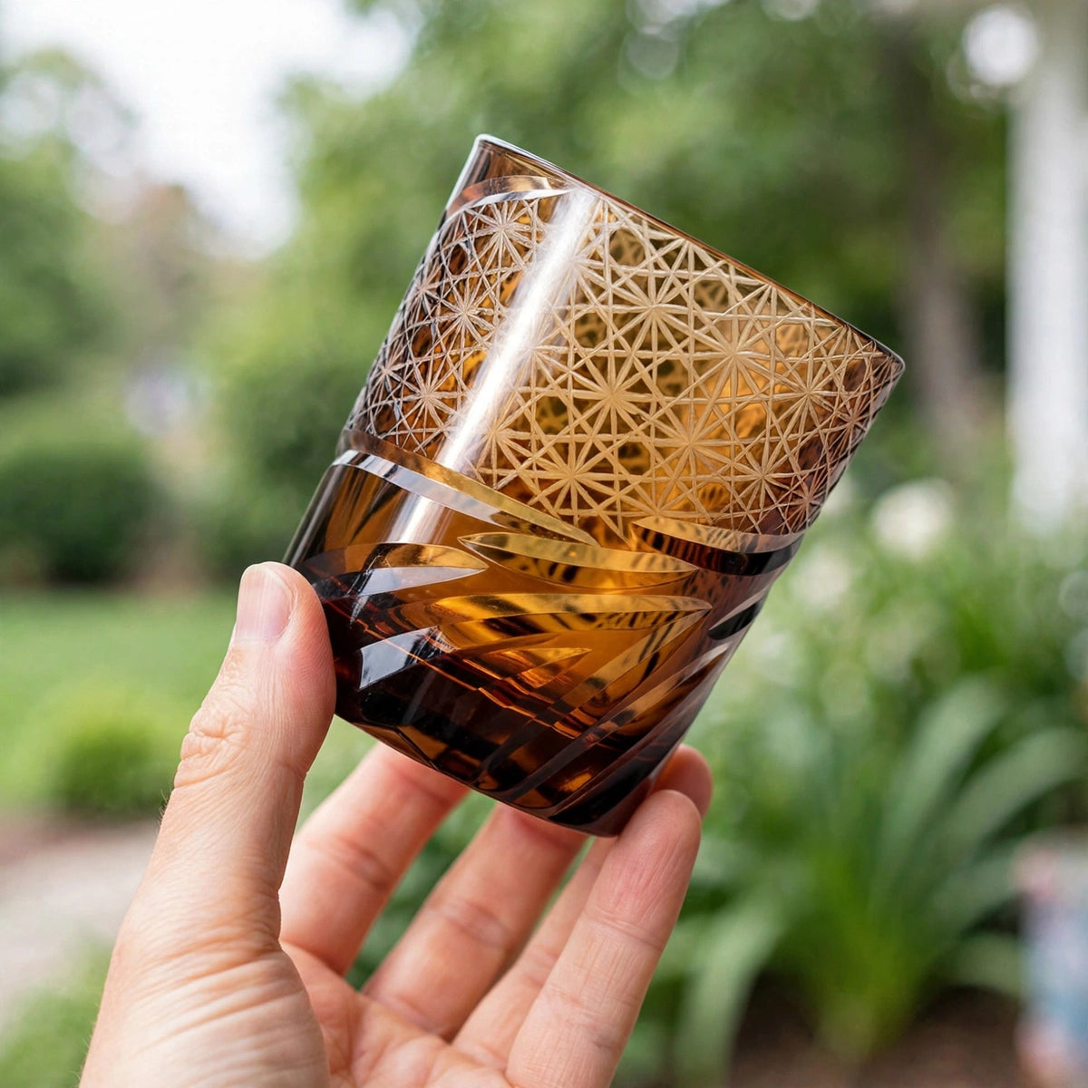 Smoke Facet Whisky Glass, hand held proof of use